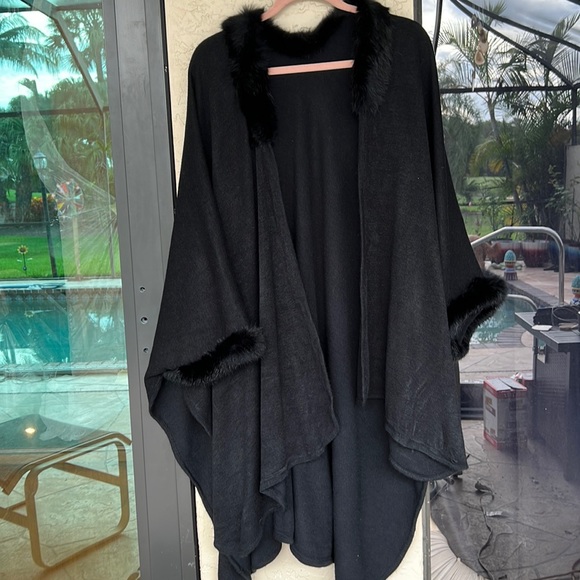 Beautiful new long jacket with fur faux trim - Picture 4 of 9